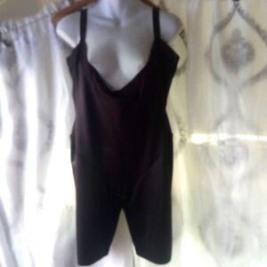 Maidenform shapewear size medium ( box CZ )